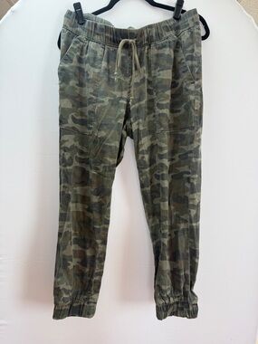 Bella Dahl  Camouflage Joggers in Olive Green